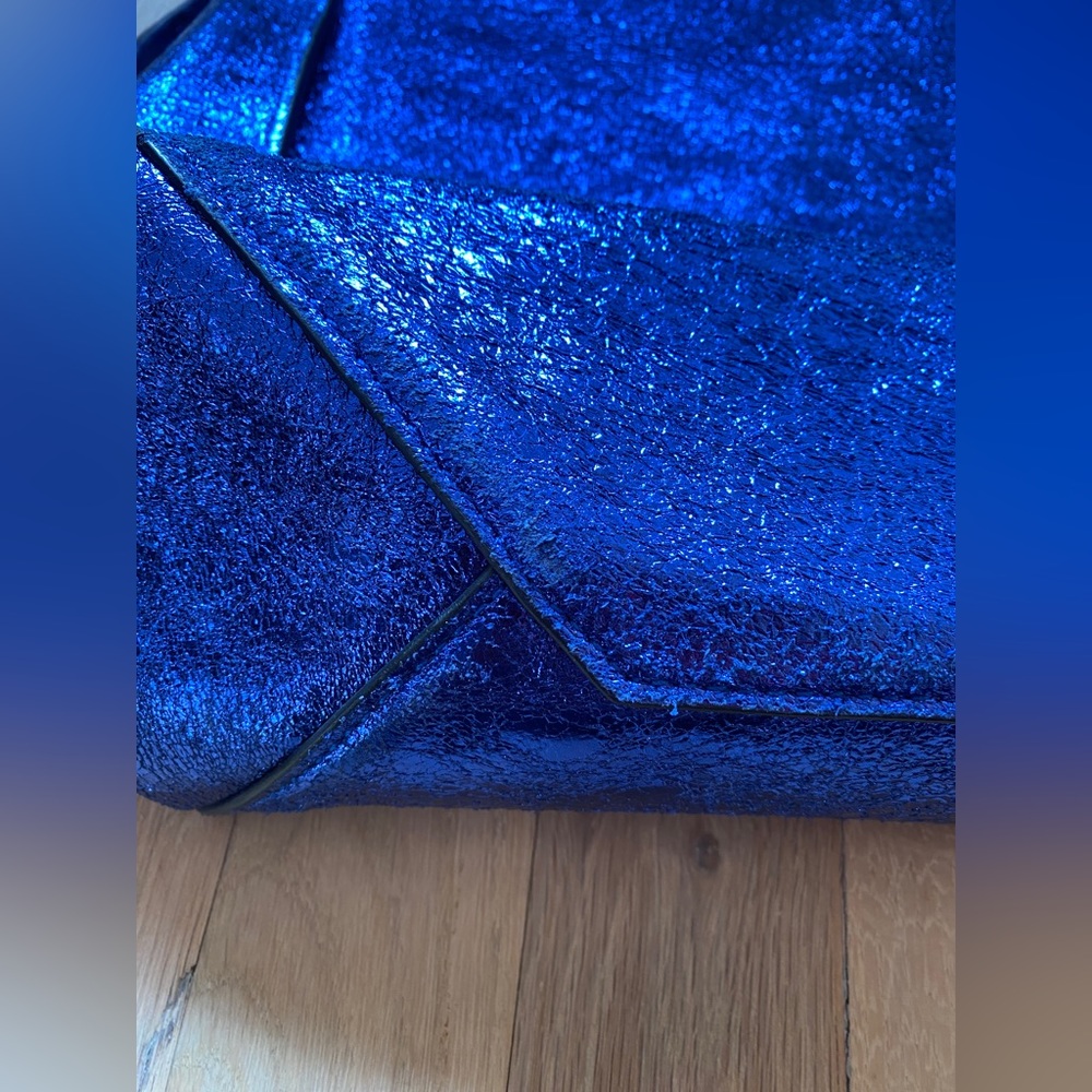 Gorgeous Essentiel Antwerp Blue Purse with Heart Keychain - Picture 13 of 16